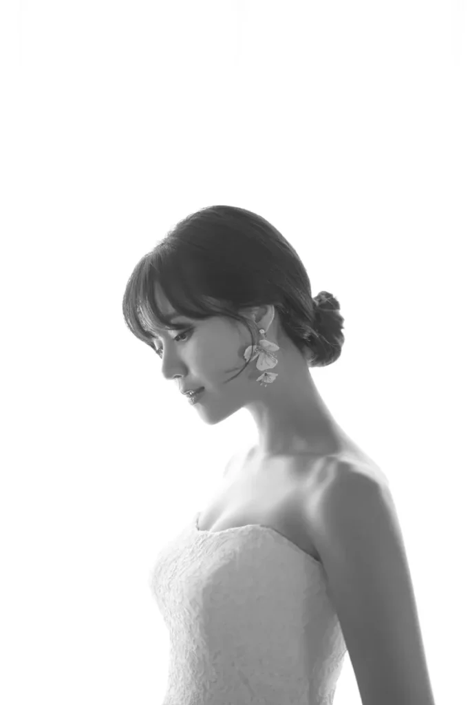 韓国のモノクロウェディングフォト_新婦ソロショット