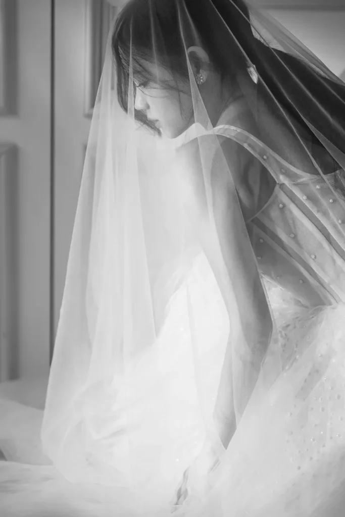 韓国のモノクロウェディングフォト_新婦ソロショット