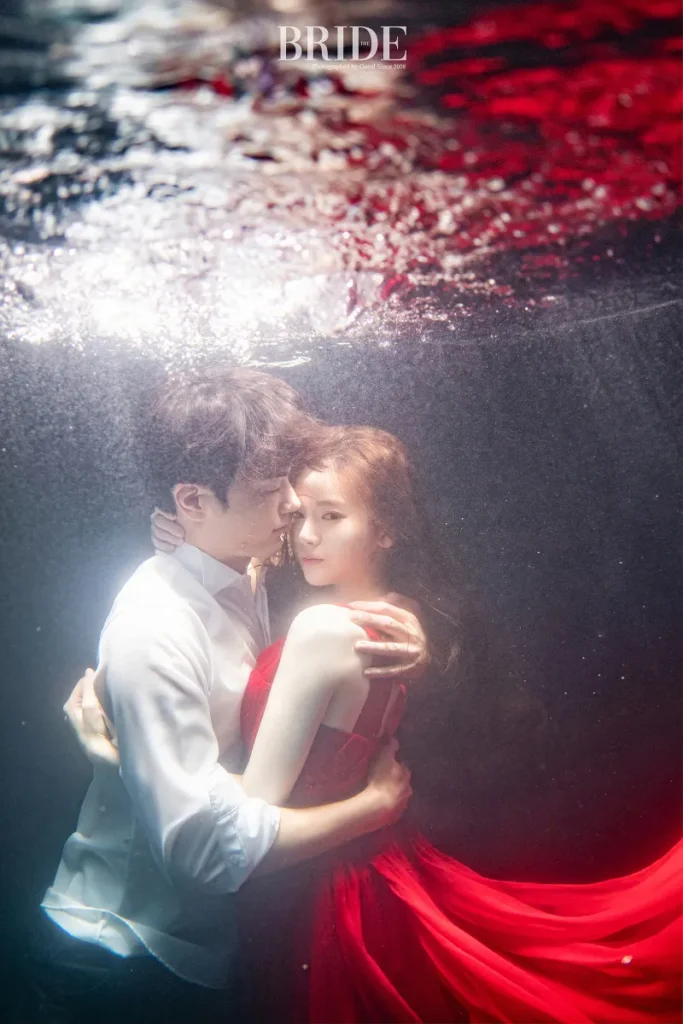 かっこいいウェディングフォト_水中ショット3