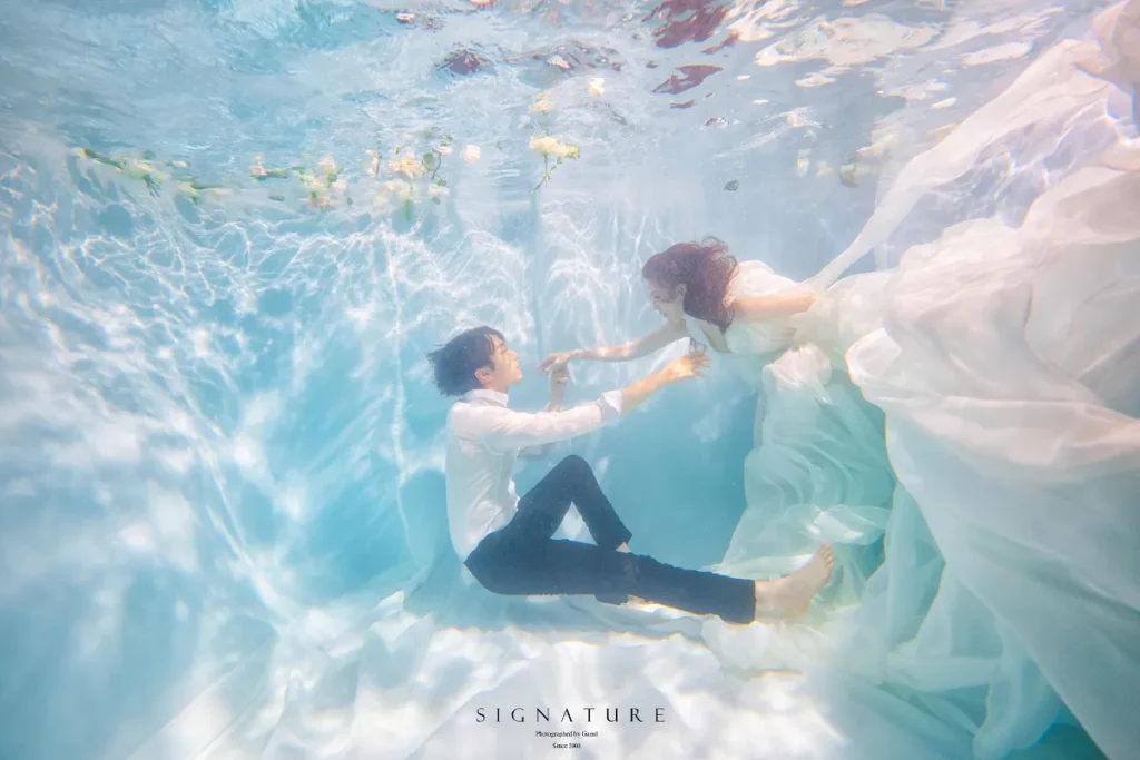 かっこいいウェディングフォト_水中ショット2