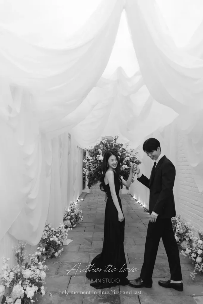 黒ドレス・ブラックドレス_モノクロ1