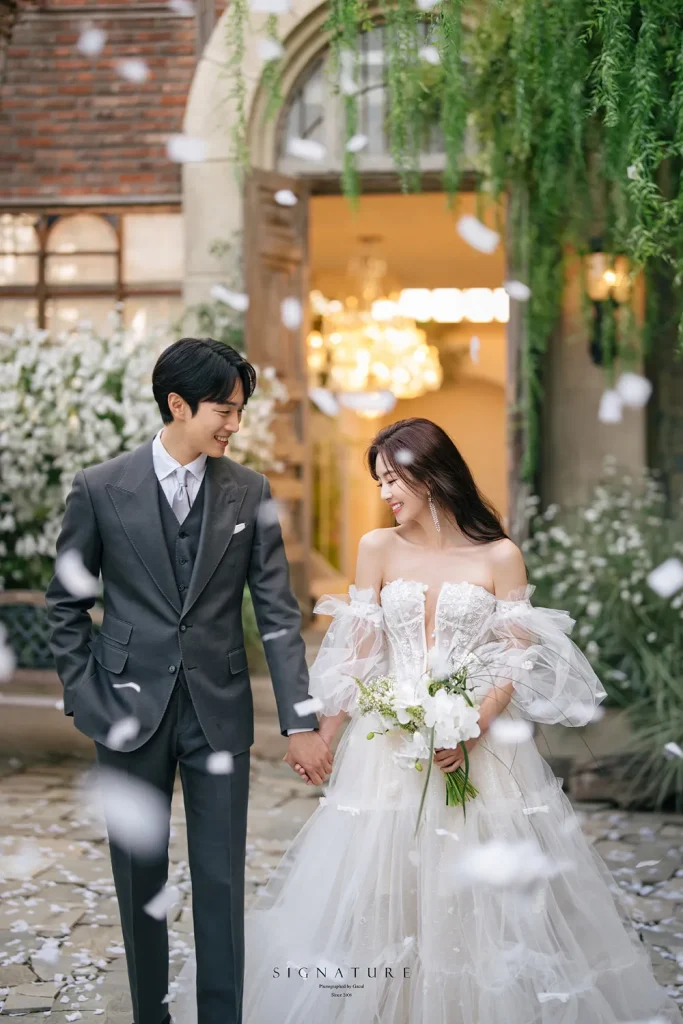 ダウンヘアとオフショルダーデザインドレス_01