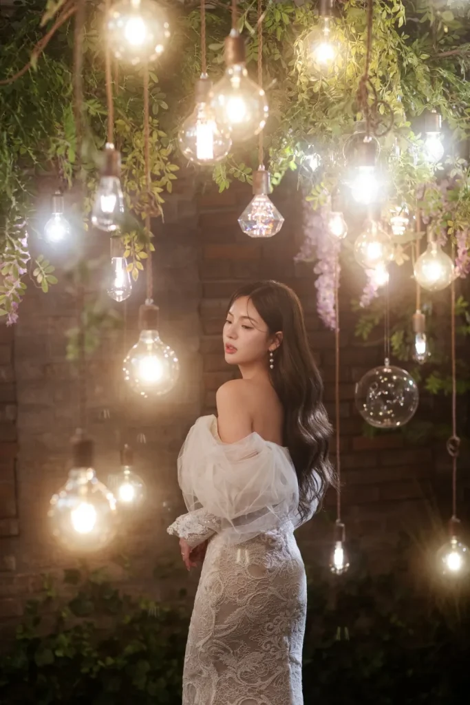 ダウンヘアとオフショルダーデザインドレス_02